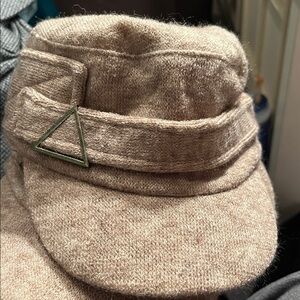 D&Y Beige Newsboy Hat with Triangle Detail